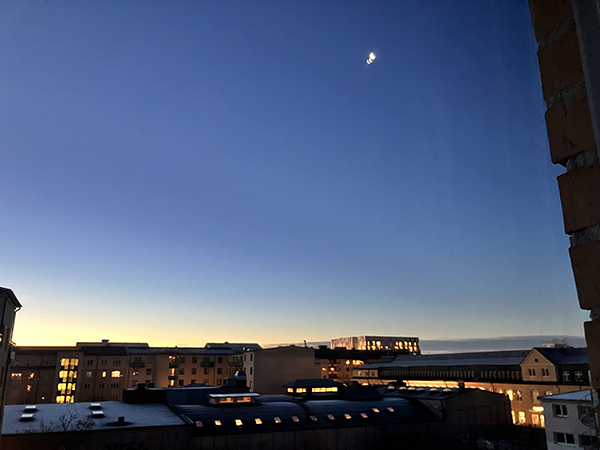 Månskära över UKK novembermorgon