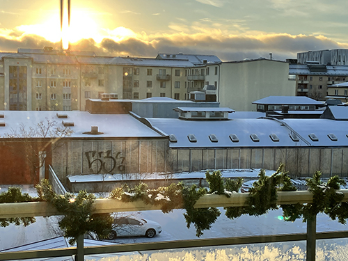 Soluppgång bakom husen 22 nov 2025 vinter