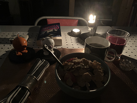 Torsdagsfrukost med tända ljus Hopptisarna och Kvinna saknad