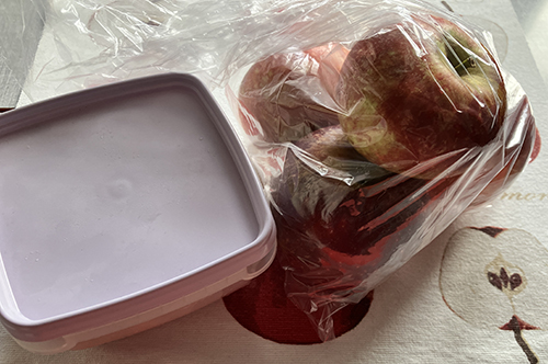 En burk hallon o äpplen från Slottsträdgården