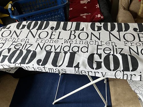 Julgardinkappan på strykbrädan