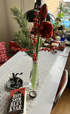 Adventsbukett från Nya Björck Blomsterhandel med Amaryllis o tall sommarjärnek el ilex