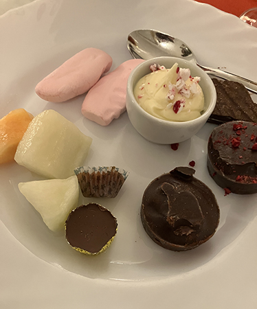 Julgodis choklad frukt vit chokladmousse med polka ischoklad knäck skumtomtar