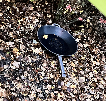 Stekpanna slängd utanför huset