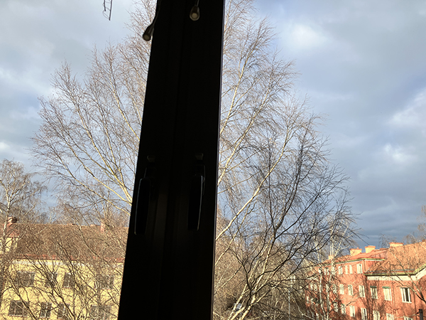 Mörk himmel utanför arbetsrumsfönstret