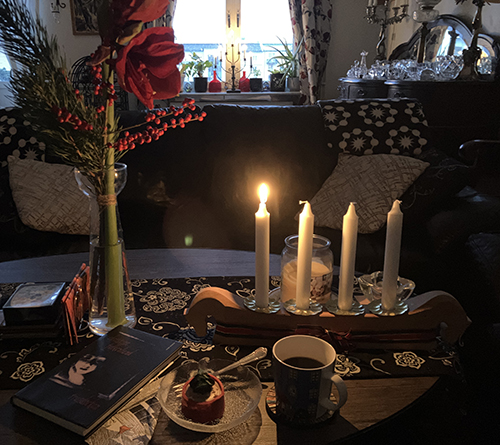 Adventfika med Noisette och första ljuset tänt i hästastaken