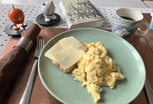 Äggröra rostat bröd Hopptisarna kaffe o Jag vill inte tjäna