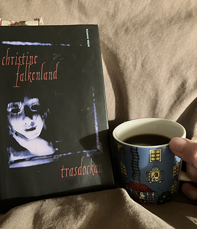 Boken Trasdockan och kaffe på sängen