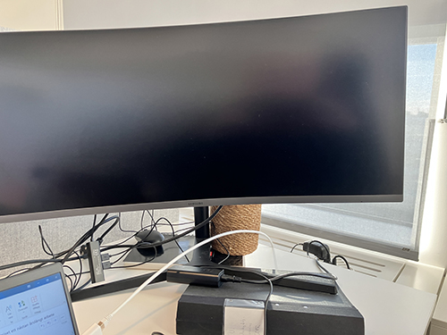 Datorskärmen på jobbet som solskärm