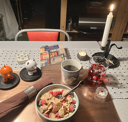 Fredagsfrukost med Hopptisarna Murder by the book tända ljus o fil med bl a hallon