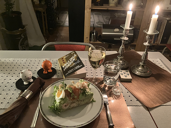 Fredagssmörgåstårta med Hopptisarna Ynglingamorden riesling o tända ljus