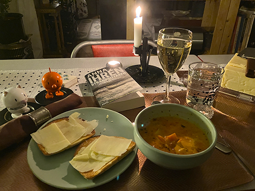 Gotländsk fisksoppa från Korgtassen Hopptisarna Strandsittaren ett glas riesling