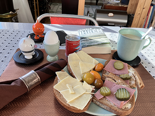 Hemmalunch med Hopptisarna Strandsittaren mackor ägg o Varma koppen kantarell