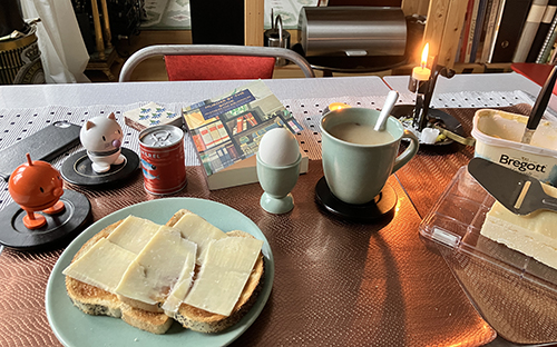 Hemmalunch med rostat ägg varma koppen kantarell Hopptisarna Murder by the book o tända ljus