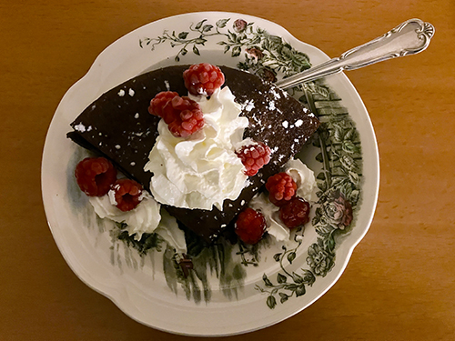 Kladdkaka med sprejgrädde och hallon