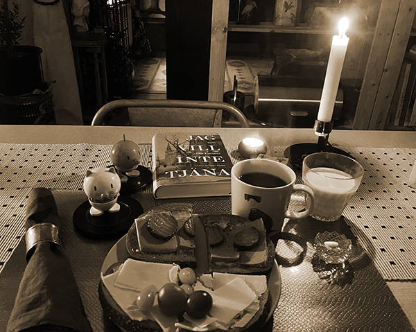 Kvällsmat mackor mjölk kaffe Hopptisarna Jag vill inte tjäna tända ljus sepia