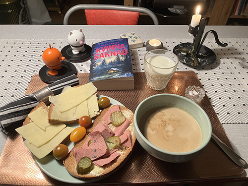 Mackor o skogssvampsoppa med Hopptisarna och Kvinna saknad