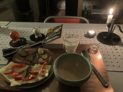 Mackor o skogssvampsoppa med Hopptisarna Ynglingamorden o tända ljus