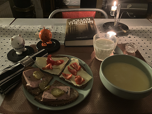 Mackor och Thaisoppa med Hopptisarna och Stugorna levande ljus