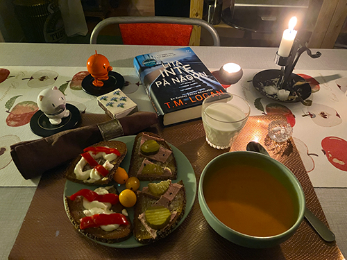 Mackor tomatsoppa Hopptisarna tända ljus o boken Lita inte på någon