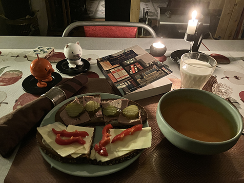 Mackor tomatsoppa Murder by the book Hopptisarna o tända ljus