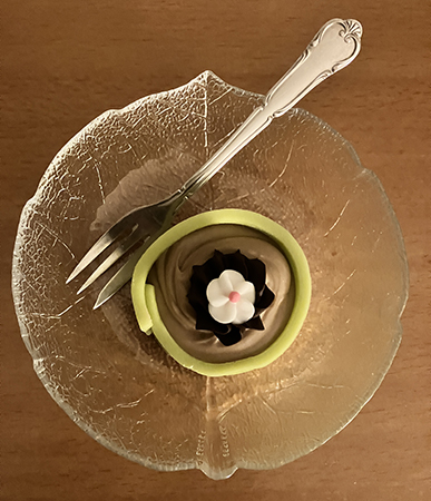 Noisette på glasfat med bakelsegaffel i silver