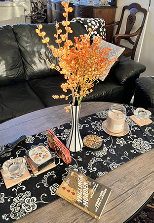 Novembersol på vardagsrumsbordet