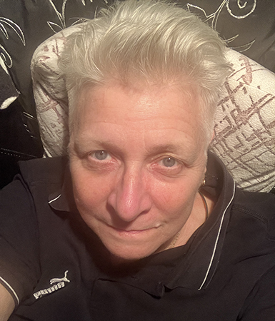 Nyklippt o trött selfie på soffan 5 november 2025