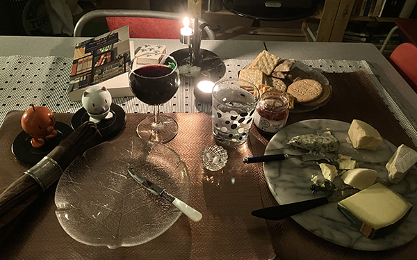 Ostbricka kex rödvin Hopptisarna Murder by the book tända ljus