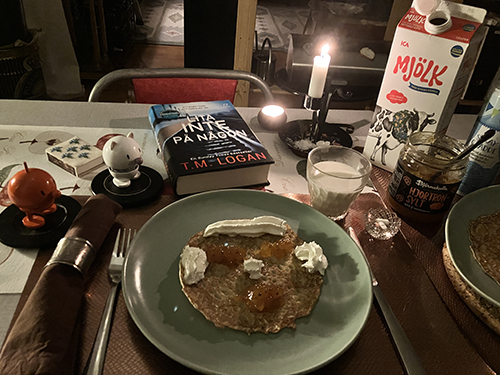 Pannkaksgubbe med hjortronsylt o sprejgrädde Hopptisarna o Lita inte på någon