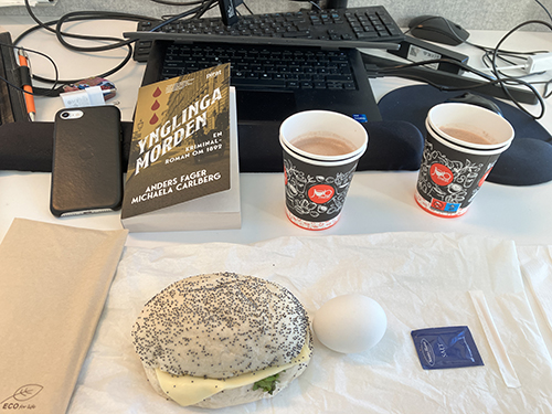 Skrivbordslunch måndag med macka ägg varm choklad o Ynglingamorden