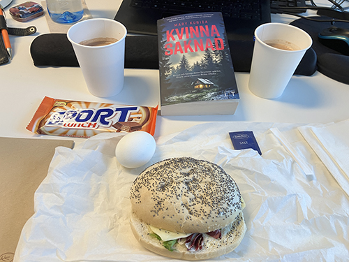 Skrivbordslunch med macka ägg o Sportlunch varm choklad o Kvinna saknad