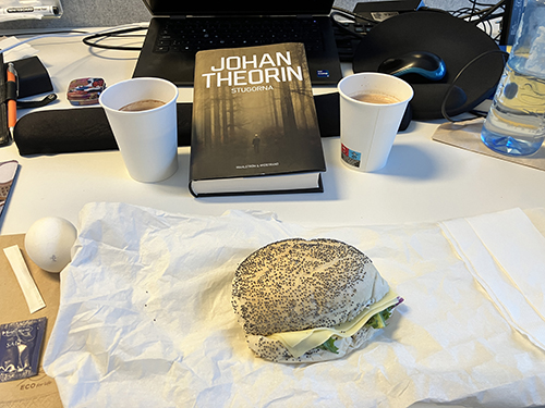 Skrivbordslunch med macka ägg varm choklad o de sista sidorna i Stugorna