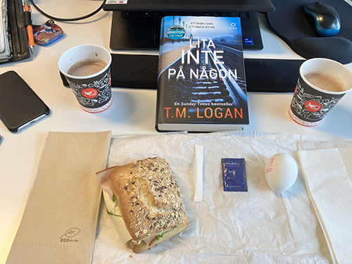 Skrivbordslunch på jobbet med Lita inte på någon varm choklad macka o ägg Skrivbordslunch på jobbet med Lita inte på någon varm choklad macka o ägg