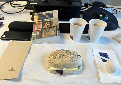 Skrivbordslunch på jobbet med Murder by the book varm choklad macka o ägg