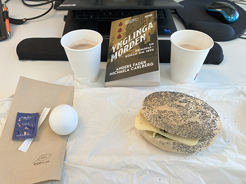 Skrivbordslunch på jobbet med Yngligamorden