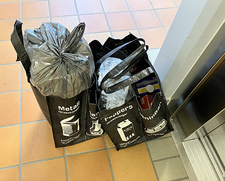 Sopberg på väg in i hissen