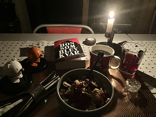 Torsdagsfrukost med tända ljus Hopptisarna fil Hon som blev kvar