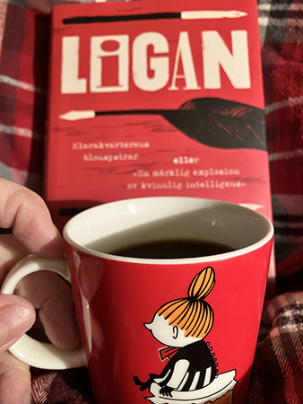 Boken Ligan o kaffe på sängen i röd lilla My-mugg