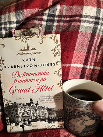 De fenomenala fruntimren på Grand Hôtel o kaffe ur Muminblåstmugg
