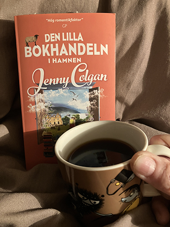 Den lilla bokhandeln i hamnen och kaffe på sängen