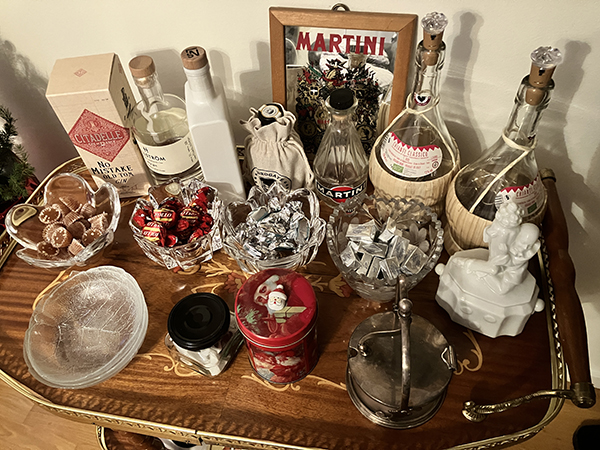 Drinkvagn med flaskor och julgodis