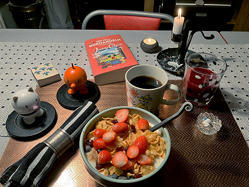 Fredagsfrukost med jordgubbar i filen Hopptisarna o Den lilla bokhandeln i hamnen