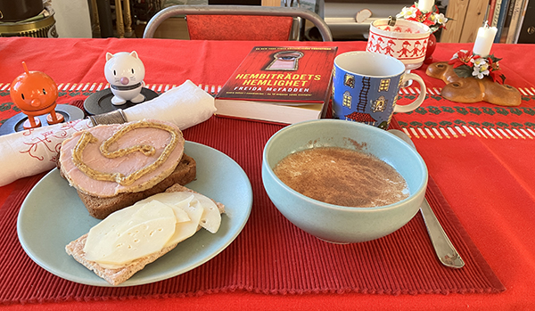 Grötfrukost med mackor Hopptisarna o Hembiträdets hemlighet