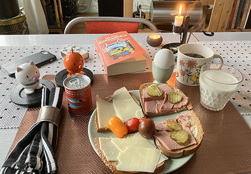 Hemmalunch mackor ägg mjölk kaffe Hopptisarna Den lilla bokhandeln i hamnen tända ljus