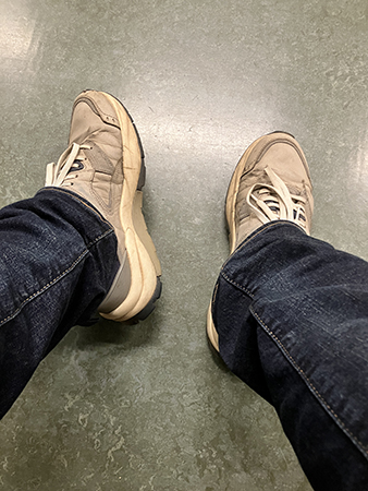 I väntrummet mina fötter och ben