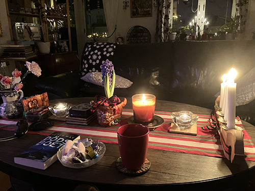 Kaffe och julgodis efter matvilan julafton