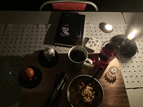 Måndagsfrukost mörk med levande ljus Hopptisarna Trasdockan