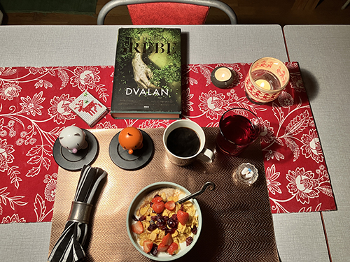 Torsdagsfrukost med Dvalan Hopptisarna o tända ljus