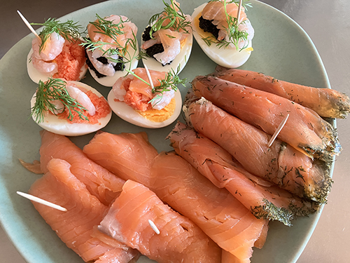 Ägghalvor kallrökt lax och gravad lax